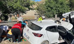 Siirt'te tır ile otomobil çarpıştı: 1'i ağır 4 yaralı