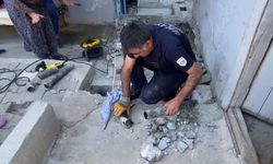 Su tahliye borusunda mahsur kalan yavru kedi kurtarıldı