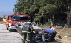 Takla atan araçta sıkışan çocuk itfaiye ekiplerince kurtarıldı