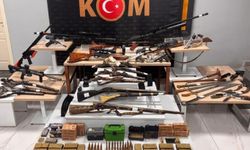 Uşak'ta ev ve iş yerine baskın: Çok sayıda antika silah bulundu