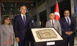 ABD'den iadesi sağlanan 'Çingene kızı' mozaiğine ait 13'üncü panel Gaziantep'te tanıtıldı