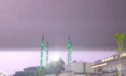 Ağrı'da sağanak etkili oldu: Şimşekler geceyi aydınlattı