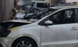Batman'da park halindeki 3 araç alevlere teslim oldu