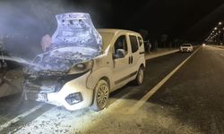 Batman'da seyir halindeki hafif ticari araç yandı