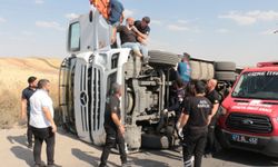 Cizre'de devrilen tırın sürücüsü yaralandı