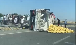 Diyarbakır-Ergani kara yolunda kavun yüklü kamyon devrildi