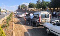 Diyarbakır-Mardin yolunda zincirleme kaza: 4 araç birbirine girdi