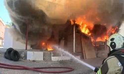 Diyarbakır'daki marangoz atölyesi yangını itfaiye erinin kask kamerasına yansıdı
