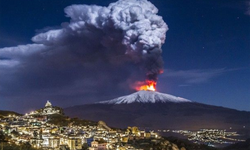 Etna Yanardağı'nda patlama: Kül bulutu nedeniyle uçak seferleri iptal edildi