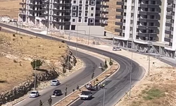 Gaziantep'te kontrolden çıkan otomobil refüje çarparak takla attı