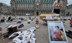 Hamburg'da Gazze için sessiz çığlık: Rathausmarkt'ta anma sergisi düzenlendi