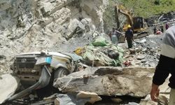 Hindistan'da kaya aracın üzerine düştü: 13 ölü