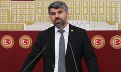 HÜDA PAR Milletvekili Dinç'ten FSM Köprüsü'ne ABD bayrağı renklerinin yansıtılmasına tepki