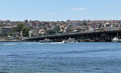 İstanbul Haliç'te tur teknesi köprü ayağına çarptı: Bir personel denizde kayboldu