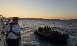 İzmir açıklarında 80 düzensiz göçmen yakalandı