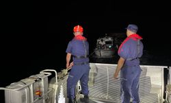 İzmir açıklarında arıza nedeniyle sürüklenen teknedeki 3 kişi kurtarıldı