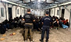 İzmir'de 62 düzensiz göçmen ile 2 göçmen kaçakçılığı şüphelisi yakalandı