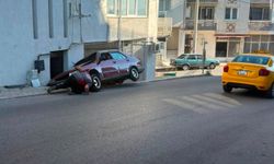 İzmir'de kontrolden çıkan otomobil bir evin balkonuna çarptı