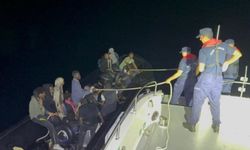 İzmir'de lastik bottaki 32 düzensiz göçmen yakalandı
