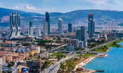 İzmir'de sıcak hava ve kuvvetli rüzgâr etkisini sürdürüyor