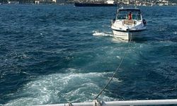 Kız Kulesi önlerinde sürüklenen tekne kurtarıldı
