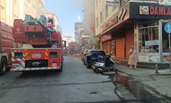 Kozmetik dükkânında çıkan yangın, 2 saatlik müdahale sonrası söndürüldü