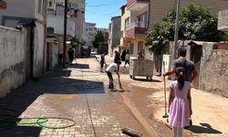 Mahalle sakinleri kendi sokağını temizledi