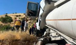 Mardin'de tanker tır yoldan çıkarak kaza yaptı