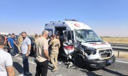 Mardin'de tır ile ambulans çarpıştı: 2'si sağlık personeli 3 yaralı