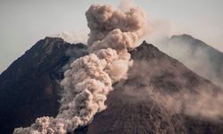 Merapi Yanardağı lav ve kül püskürttü