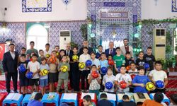 Mersin Valisi Atilla Toros, yaz Kur'an kursu öğrencileriyle bir araya geldi