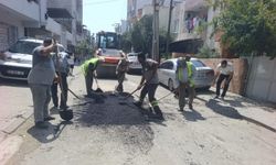 Mersin'in Akdeniz ilçesinde yol bakım ve onarım çalışmaları sürüyor