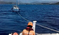 Muğla'da sürüklenen teknedeki 4 kişi kurtarıldı