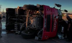Yangına müdahaleye giden itfaiye aracı devrildi: 3 yaralı
