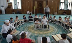 Yaz Kur'an Kursu'nda çocuklar güne salavatlarla başlıyor, Kur'an'la devam ediyor