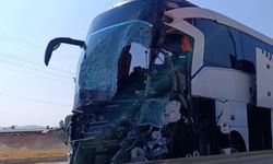 Afyonkarahisar'da otobüs ile kamyonet çarpıştı: Bir ölü, 15 yaralı