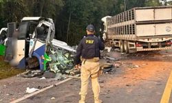 Brezilya'da hasta taşıyan minibüs tırla çarpıştı: 23 ölü