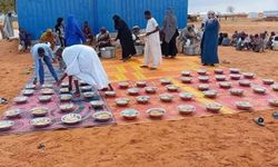 Çad'daki Sudanlı sığınmacıların umudu: Yemekleri çadırlarına götüren seyyar aşevi