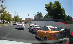 Diyarbakır'da motosikletin araca çarpma anı kameralara yansıdı