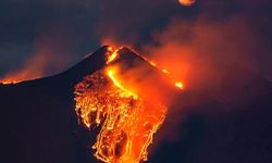Etna Yanardağı yeniden faaliyete geçti: Lav ve kül bulutu hava ulaşımını olumsuz etkiledi