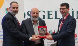 Filistin Alimler Birliği Başkanı Tekruri'ye İstanbul Arapça Kitap Fuarı'nda onur plaketi