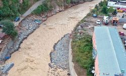 Giresun'da sağanak sonrası dereye sürüklenen araçtaki 2 kişi aranıyor