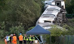 İngiltere'de yolcu treni raydan çıktı: 11 yaralı