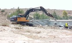 İşgalciler, El Halil'de bir okulu yıkmaya başladı