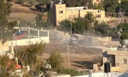 İşgalciler Nablus'ta bir şehidin evini havaya uçurdu, onlarca aileyi zorla tahliye etti