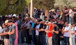 İşgalcilerin engellemelerine rağmen yaklaşık 70 bin kişi Mescid-i Aksa'da cuma namazı kıldı