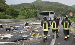 İtalya'da otobüs ile karavan kafa kafaya çarpıştı: 7 ölü, 34 yaralı
