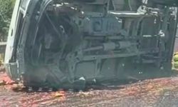 İzmir Çevre Yolu'nda karpuz yüklü kamyon devrildi