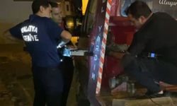 Malatya'da çekicinin demir kısmına sıkışan kedi kurtarıldı