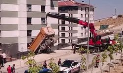 Malatya'da freni boşalan kamyon TOKİ konutlarına çarptı: Bir yaralı